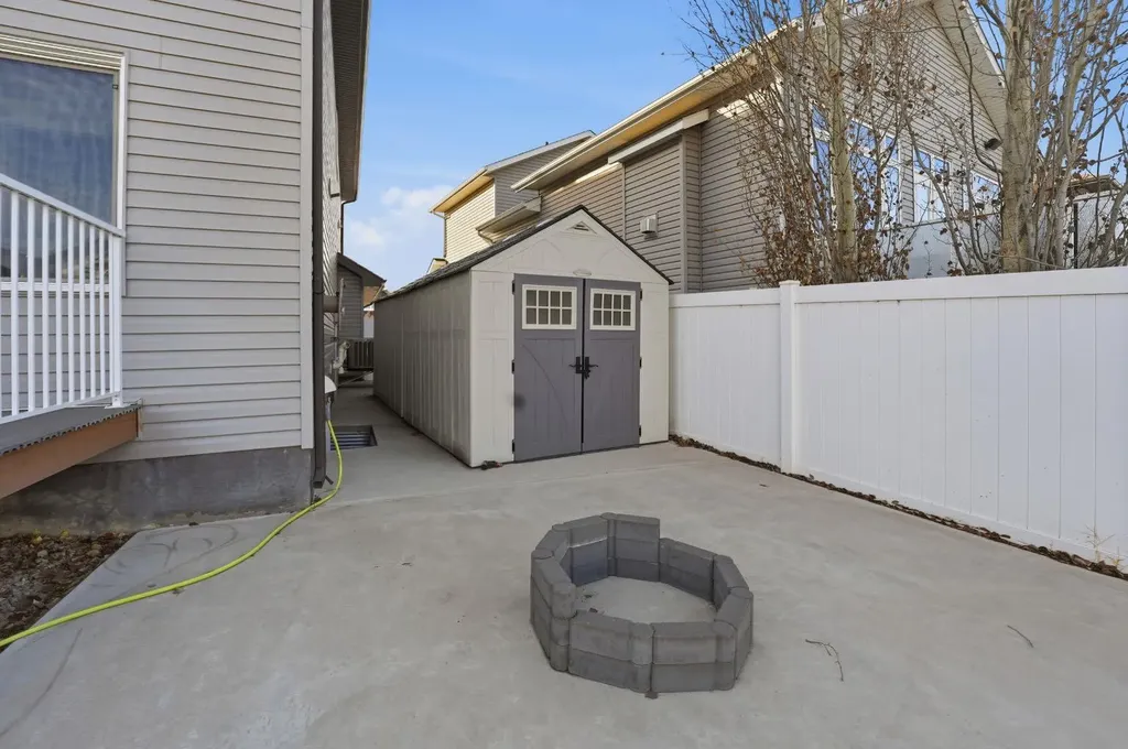 205 Van Slyke Way Red Deer AB T4R 0N7