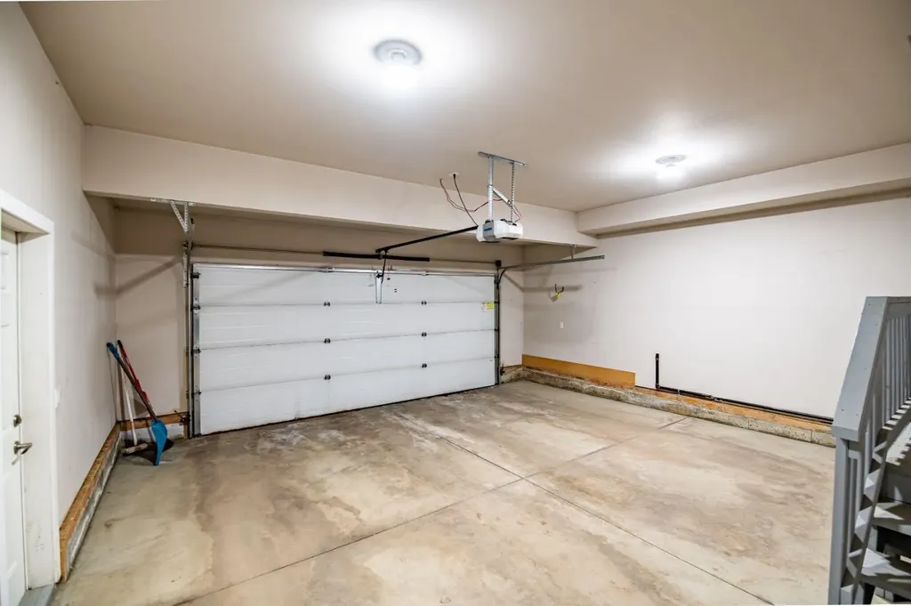 205 Van Slyke Way Red Deer AB T4R 0N7