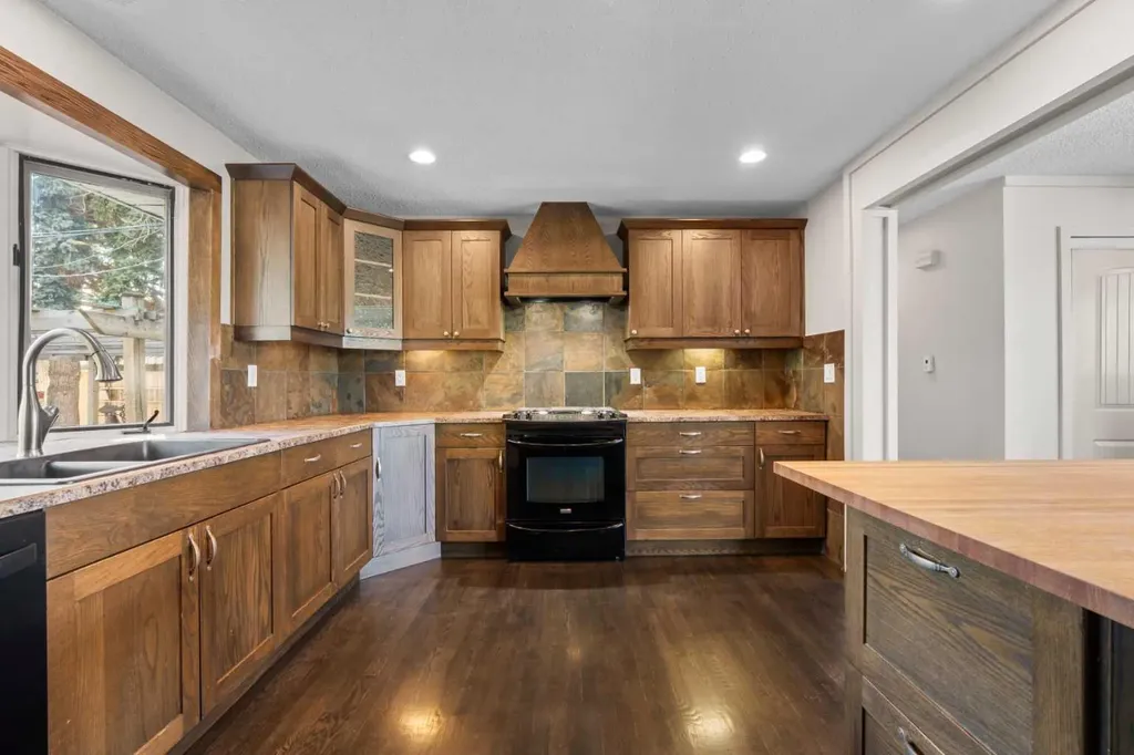 2420 Langriville Drive SW Calgary AB T3E 5G8