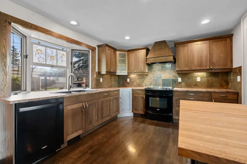 2420 Langriville Drive SW Calgary AB T3E 5G8