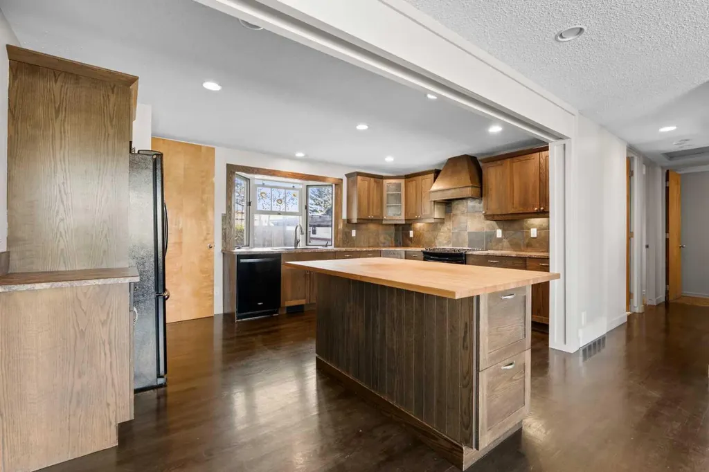 2420 Langriville Drive SW Calgary AB T3E 5G8