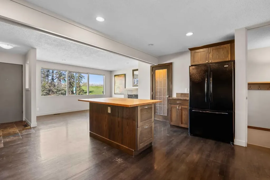 2420 Langriville Drive SW Calgary AB T3E 5G8