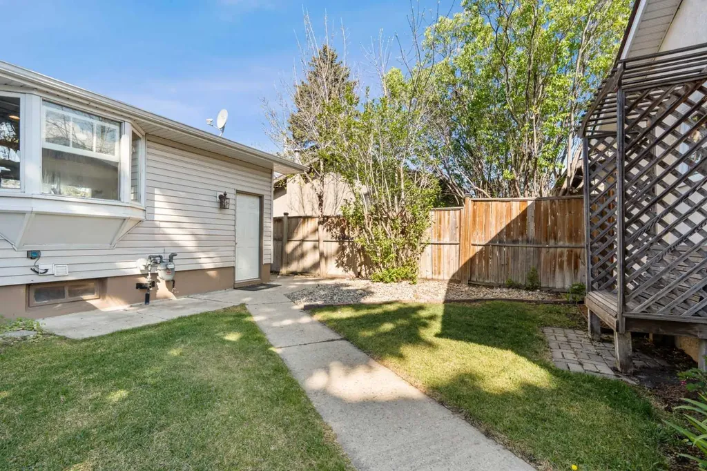 2420 Langriville Drive SW Calgary AB T3E 5G8