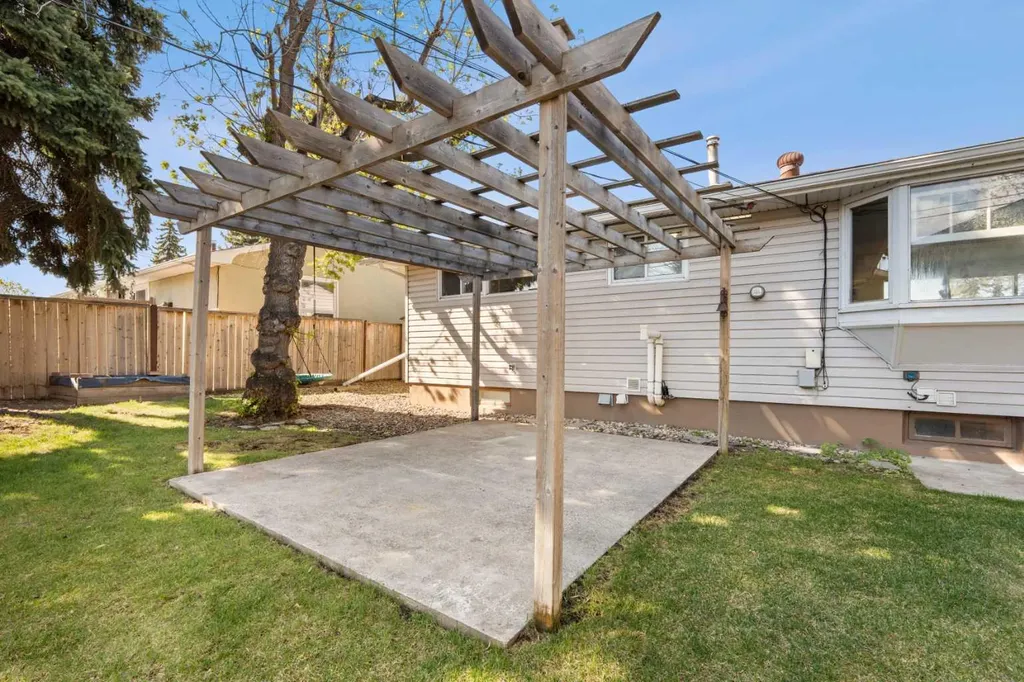 2420 Langriville Drive SW Calgary AB T3E 5G8
