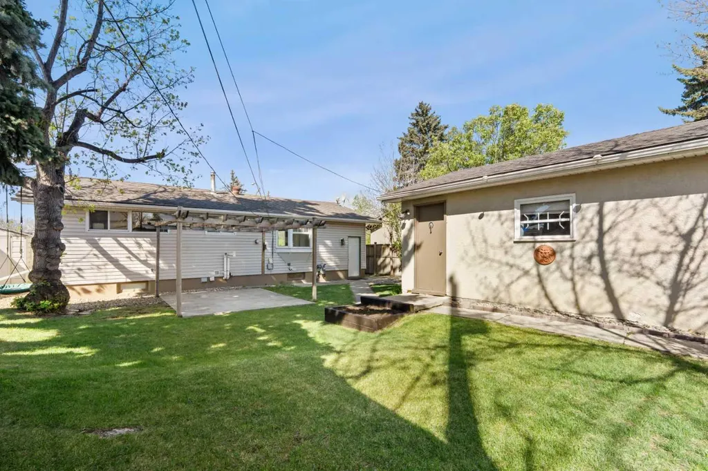 2420 Langriville Drive SW Calgary AB T3E 5G8