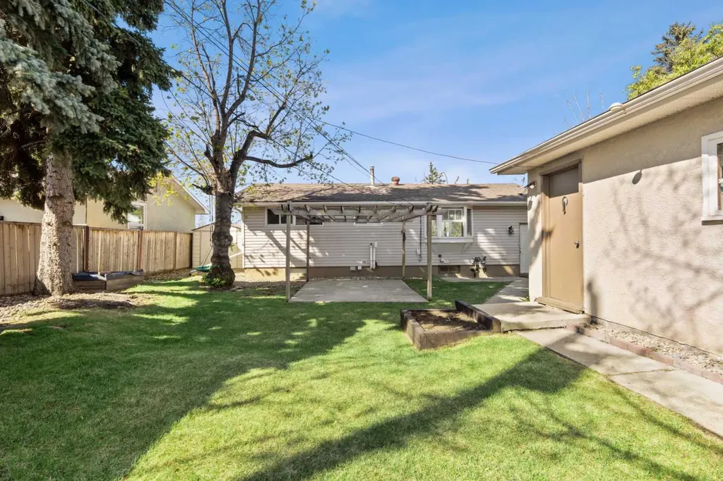 2420 Langriville Drive SW Calgary AB T3E 5G8