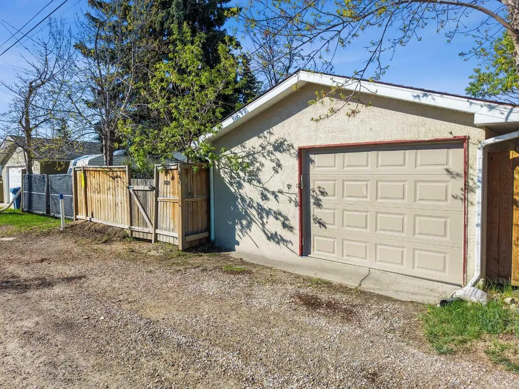 2420 Langriville Drive SW Calgary AB T3E 5G8