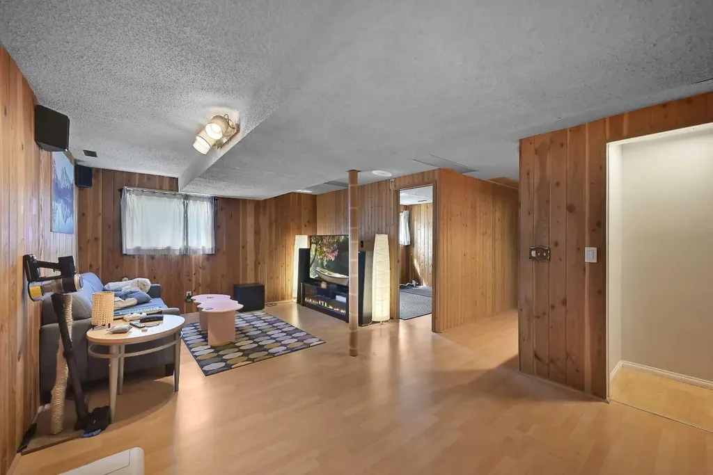 160 Strathcona Close SW Calgary AB T3H 1L3