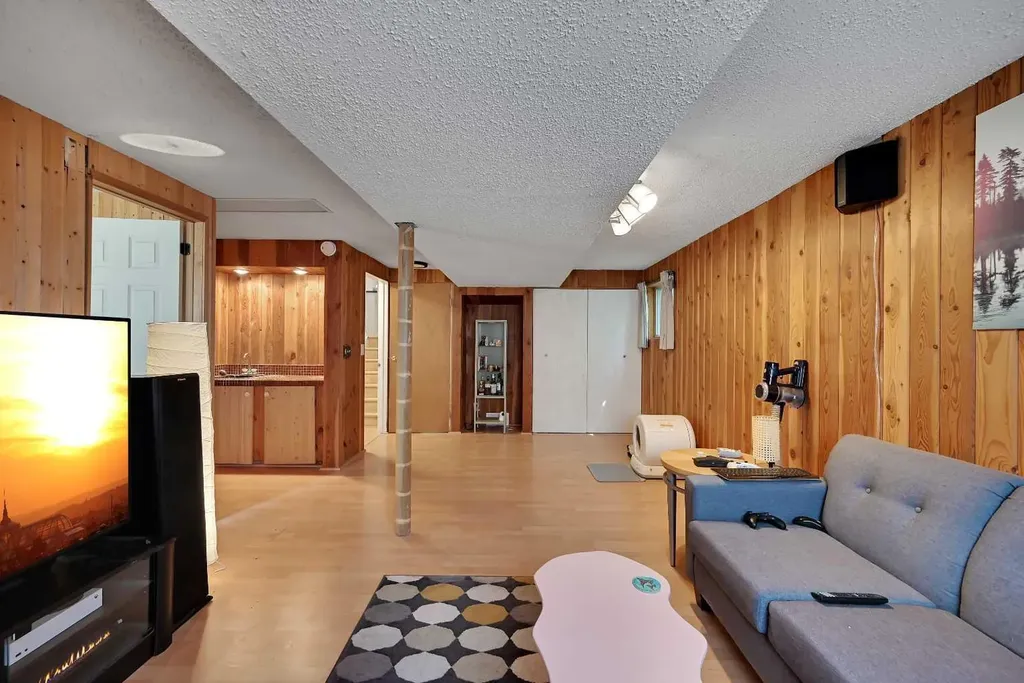 160 Strathcona Close SW Calgary AB T3H 1L3