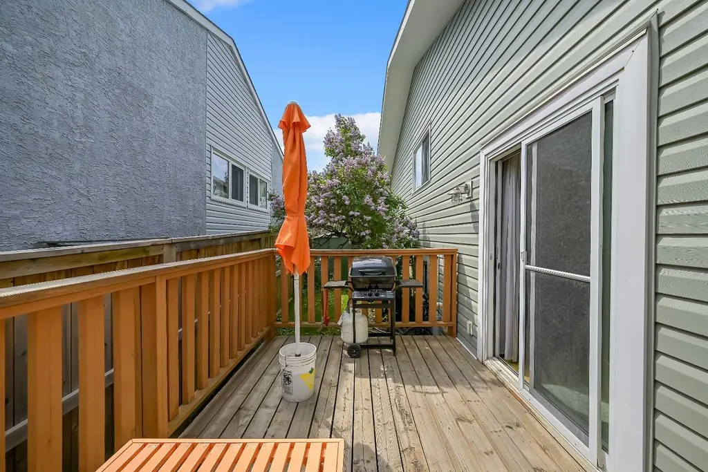 160 Strathcona Close SW Calgary AB T3H 1L3