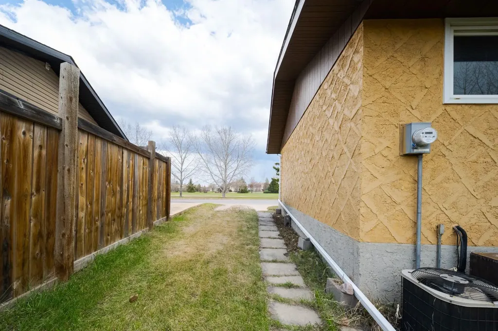 145 Hillcrest Drive Fort Mcmurray AB T9H 3T7