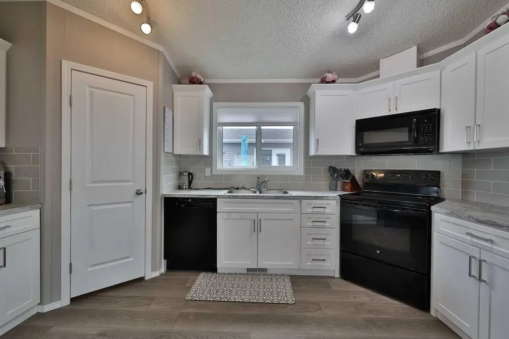 5021 Applewood Road Coaldale AB T1M 0C6