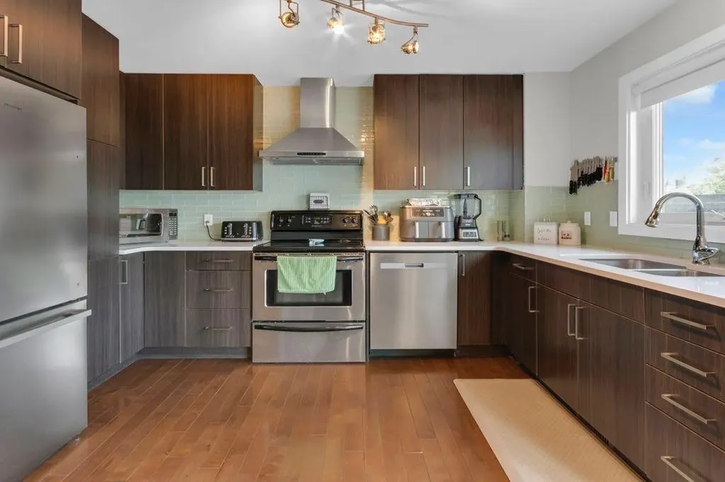 3528 20 Street SW Calgary AB T2T5X7