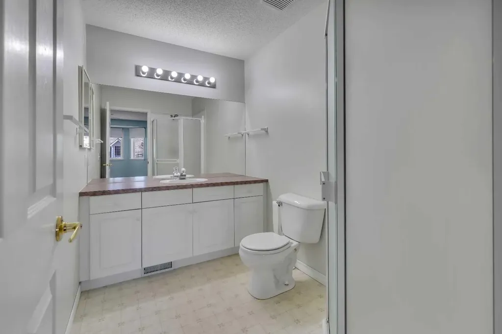 140 Valley Ridge Heights NW Calgary AB T3B 5T3