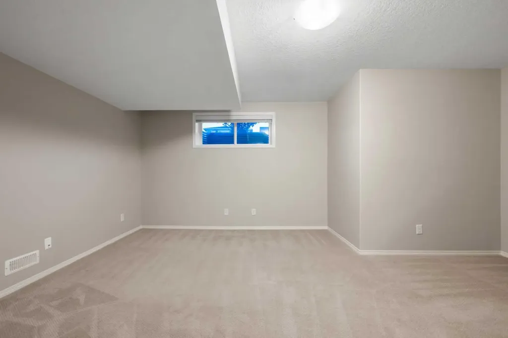 115 Evansborough Crescent NW Calgary AB T3P 0M3