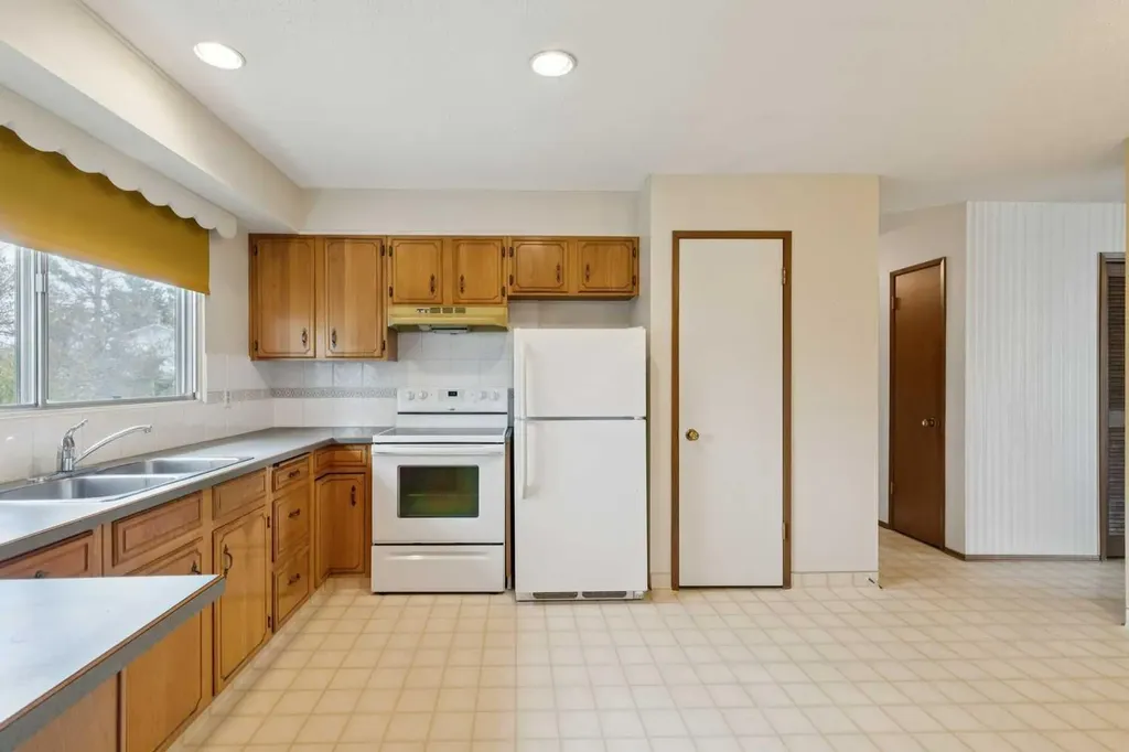 146 Oakmoor Place SW Calgary AB T2V 4A3