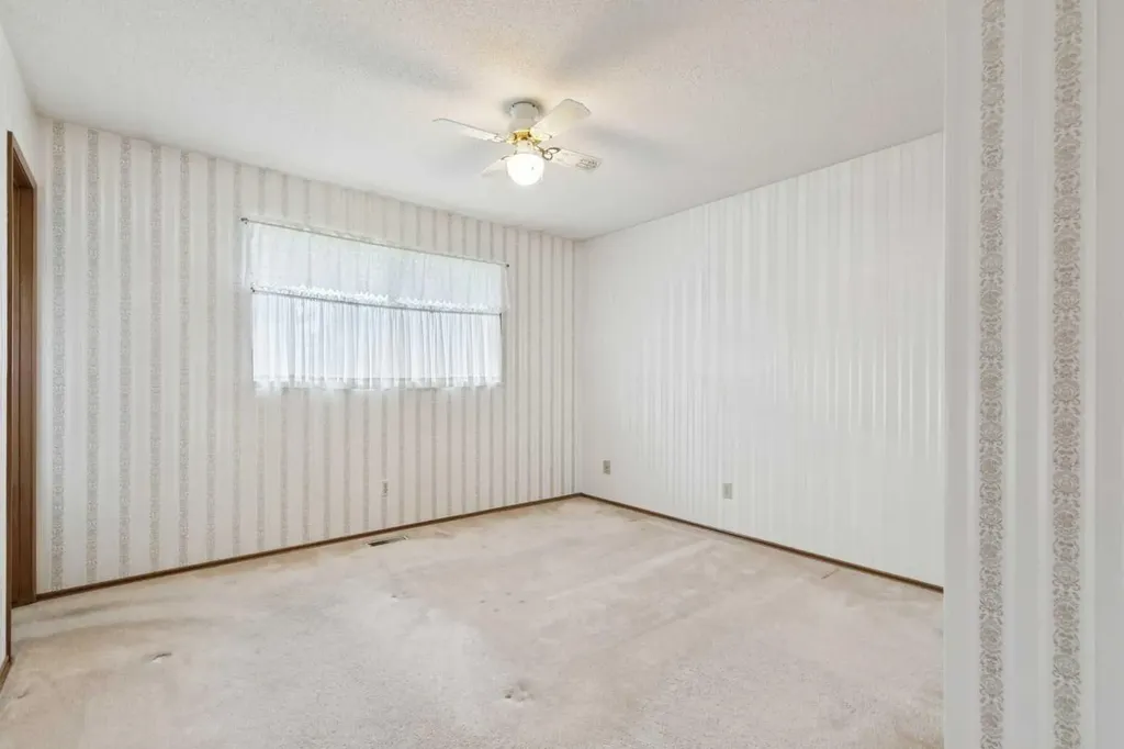 146 Oakmoor Place SW Calgary AB T2V 4A3