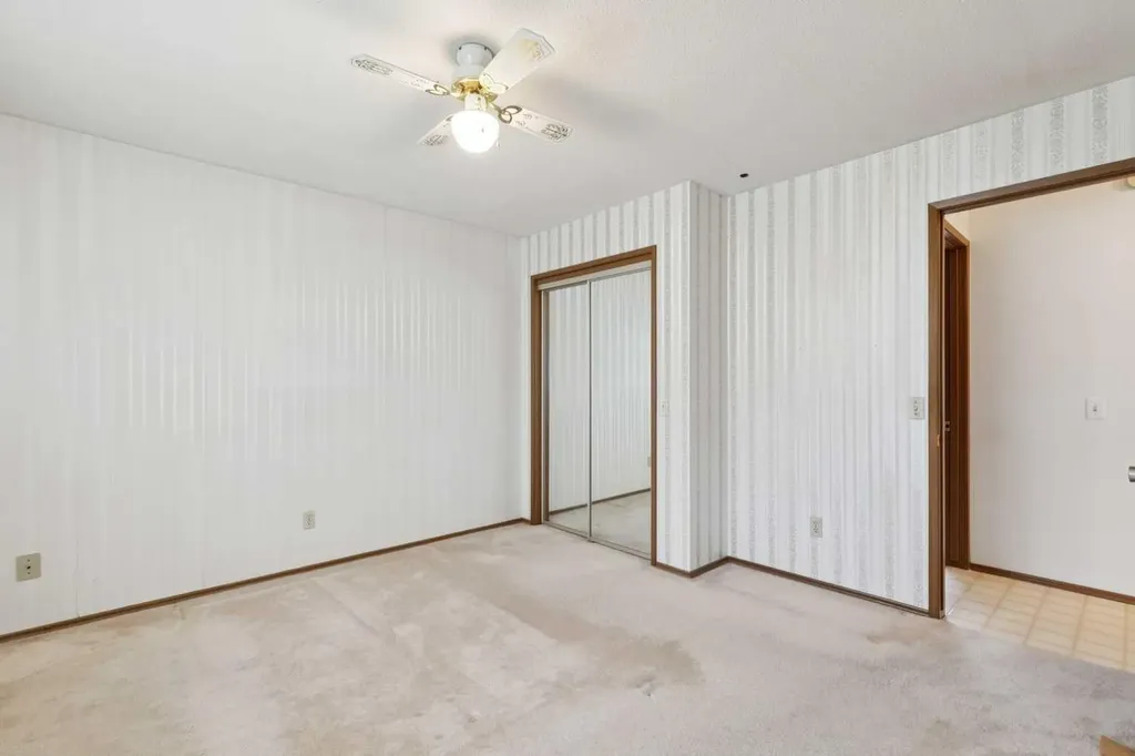 146 Oakmoor Place SW Calgary AB T2V 4A3