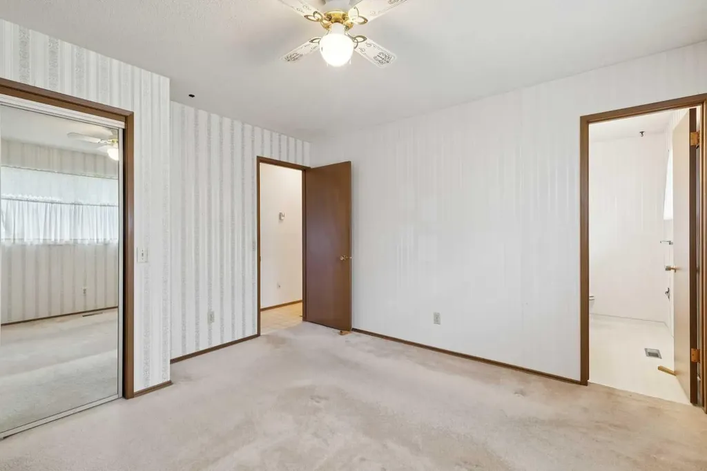 146 Oakmoor Place SW Calgary AB T2V 4A3