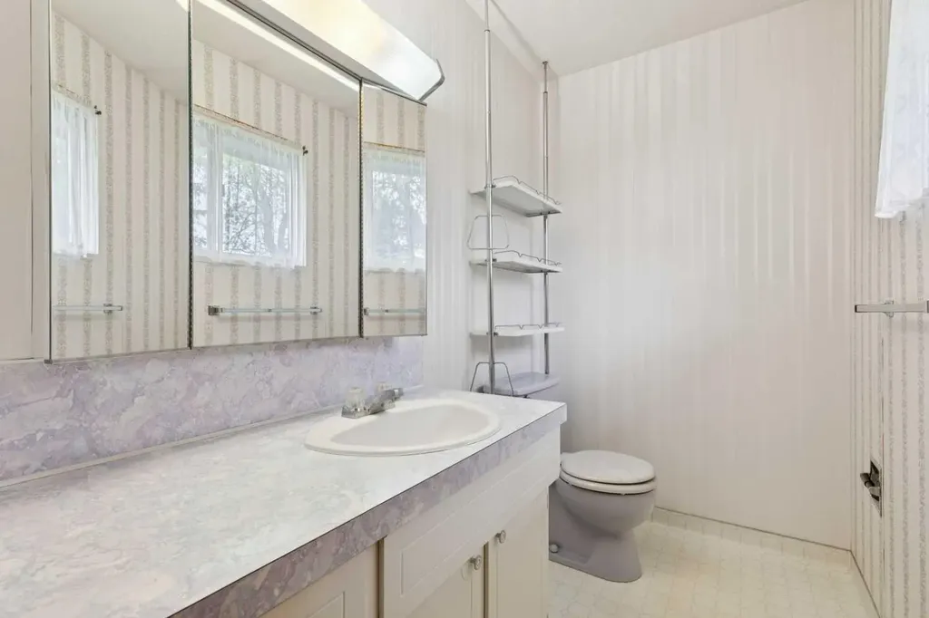 146 Oakmoor Place SW Calgary AB T2V 4A3