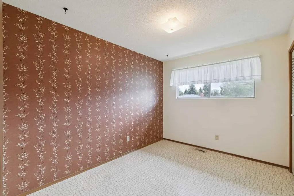 146 Oakmoor Place SW Calgary AB T2V 4A3