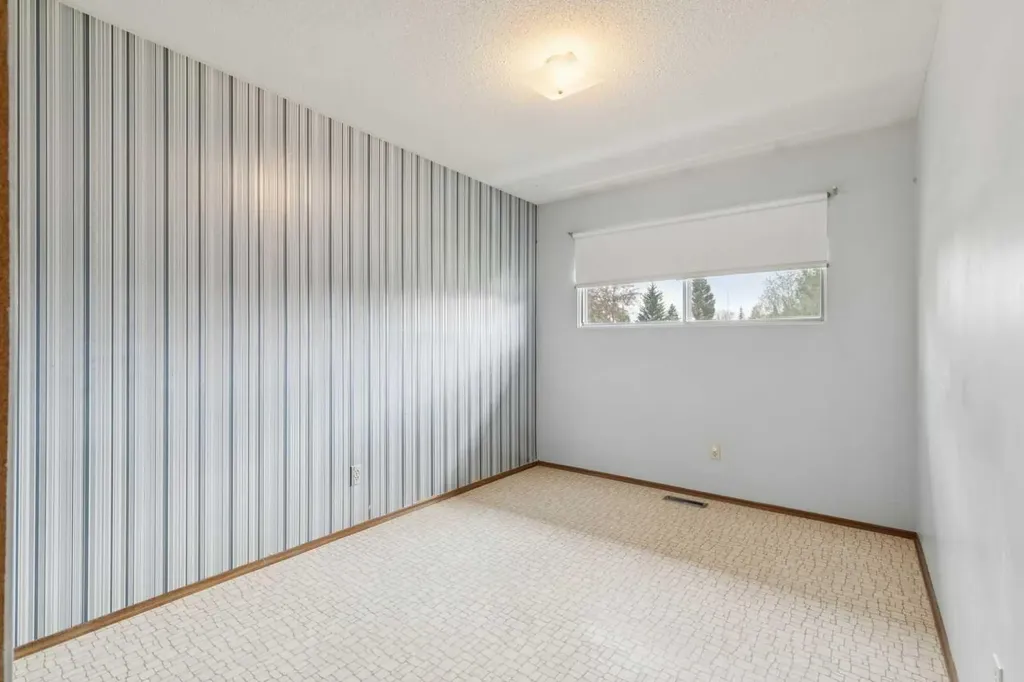 146 Oakmoor Place SW Calgary AB T2V 4A3