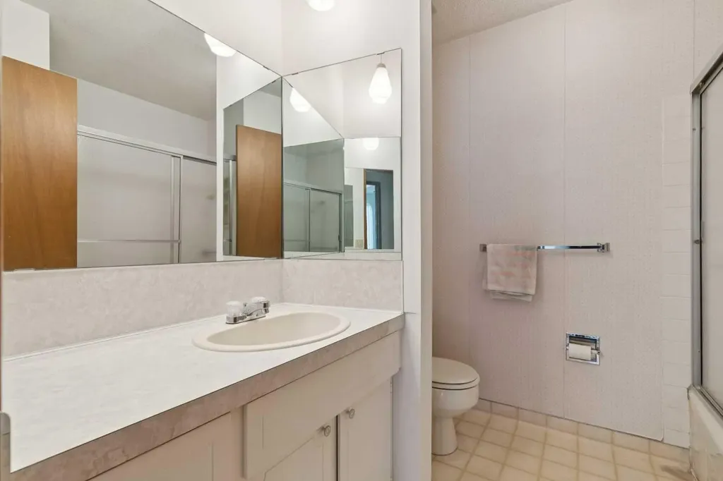 146 Oakmoor Place SW Calgary AB T2V 4A3