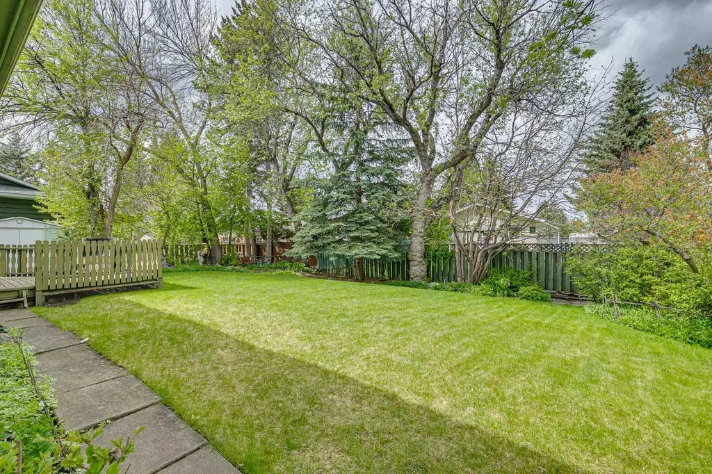 146 Oakmoor Place SW Calgary AB T2V 4A3