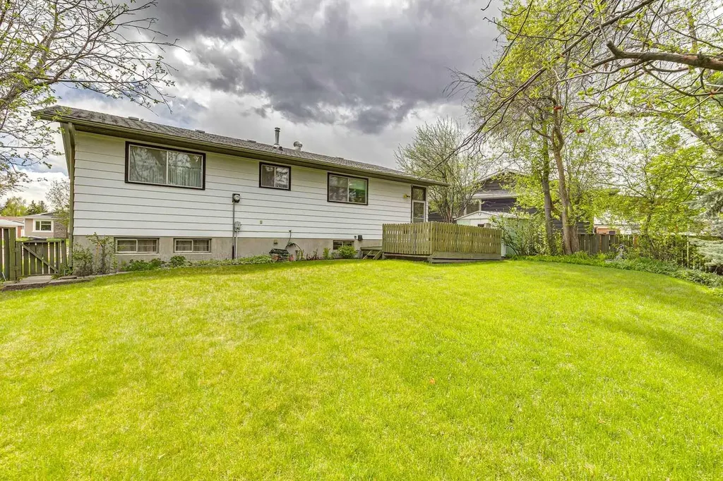146 Oakmoor Place SW Calgary AB T2V 4A3