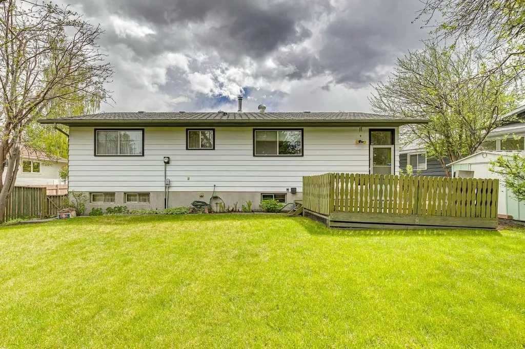 146 Oakmoor Place SW Calgary AB T2V 4A3