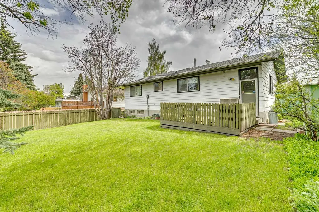 146 Oakmoor Place SW Calgary AB T2V 4A3