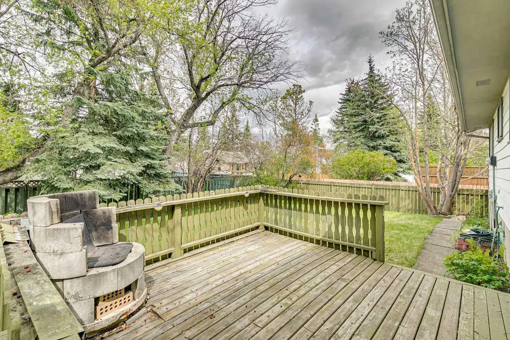 146 Oakmoor Place SW Calgary AB T2V 4A3