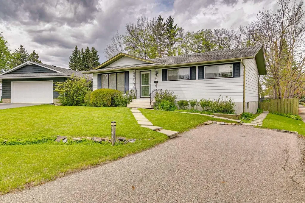 146 Oakmoor Place SW Calgary AB T2V 4A3