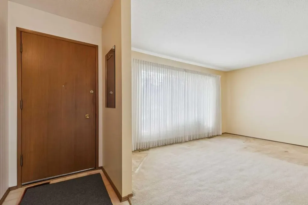 146 Oakmoor Place SW Calgary AB T2V 4A3