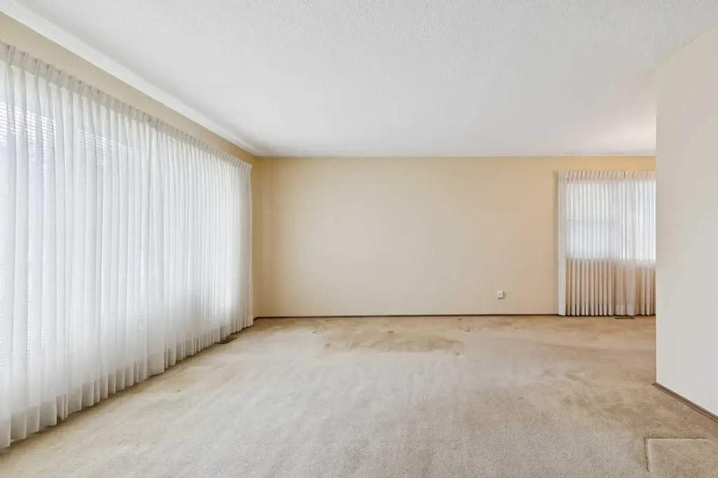 146 Oakmoor Place SW Calgary AB T2V 4A3