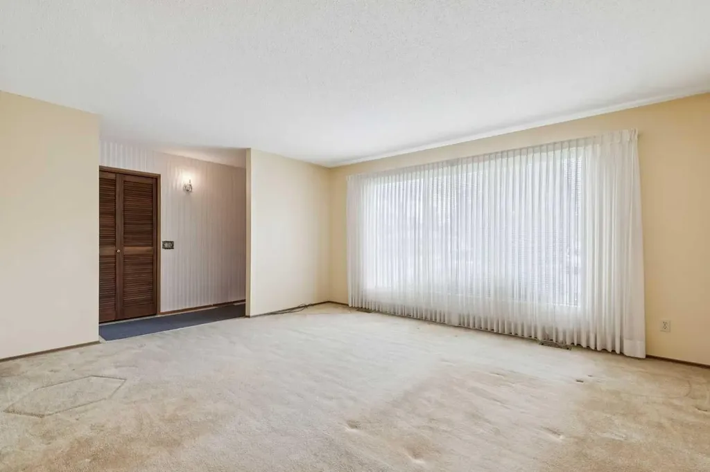 146 Oakmoor Place SW Calgary AB T2V 4A3