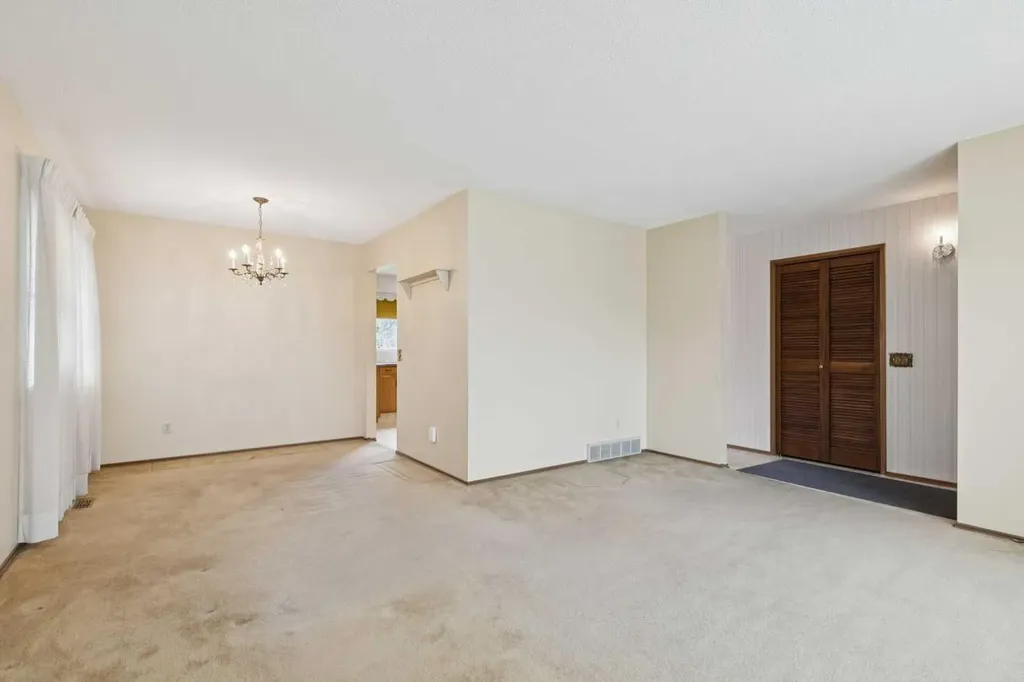 146 Oakmoor Place SW Calgary AB T2V 4A3