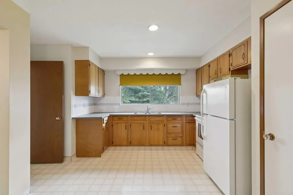 146 Oakmoor Place SW Calgary AB T2V 4A3