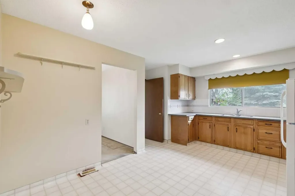 146 Oakmoor Place SW Calgary AB T2V 4A3