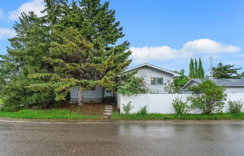 4824 Vegas Way NW Calgary AB T3A 1W1