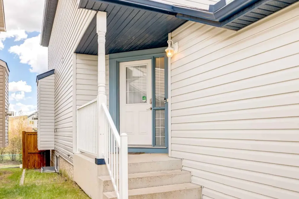 324 Evermeadow Road SW Calgary AB T2Y 4X2