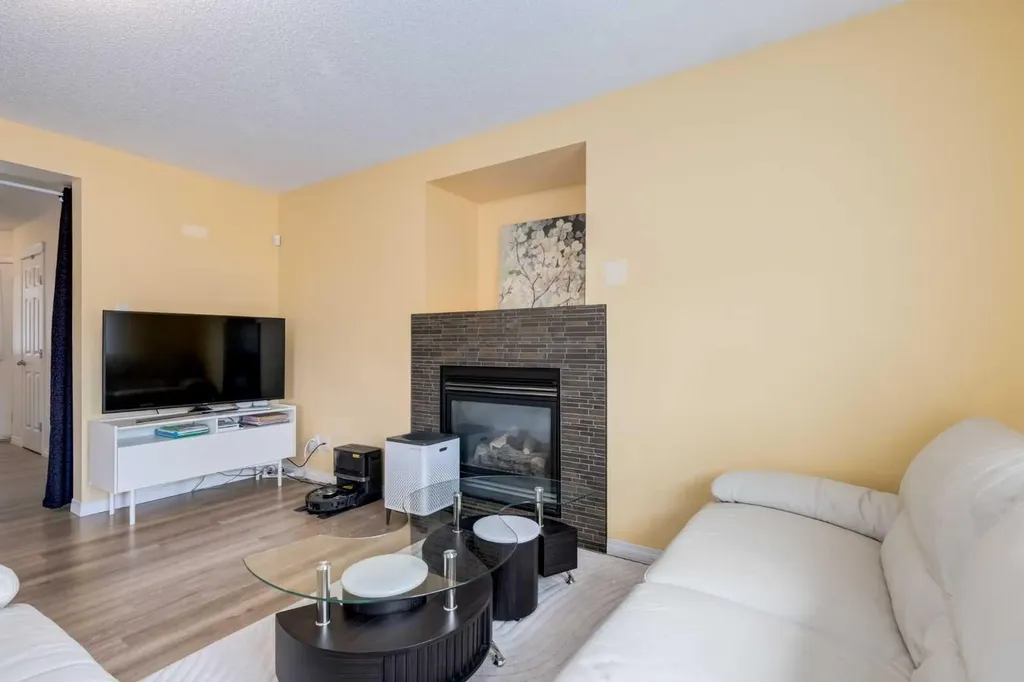 324 Evermeadow Road SW Calgary AB T2Y 4X2