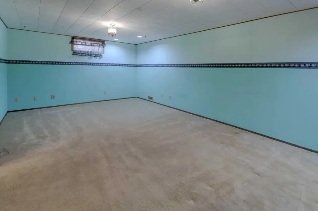 255 Huntcroft Road NE Calgary AB T2K 4E1