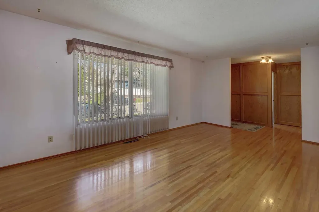 255 Huntcroft Road NE Calgary AB T2K 4E1