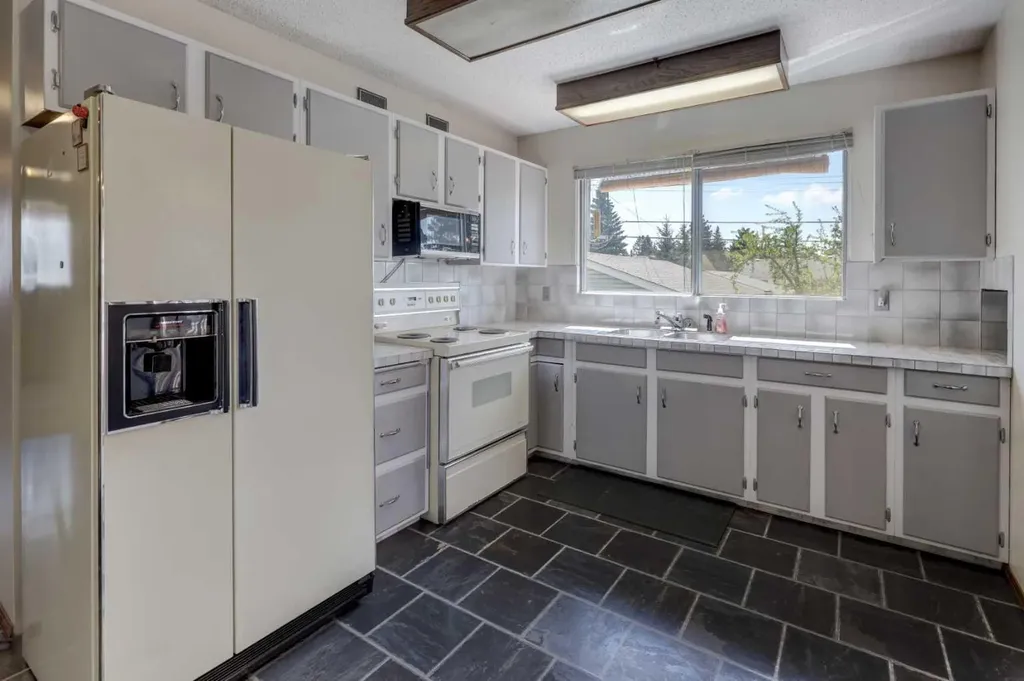 255 Huntcroft Road NE Calgary AB T2K 4E1