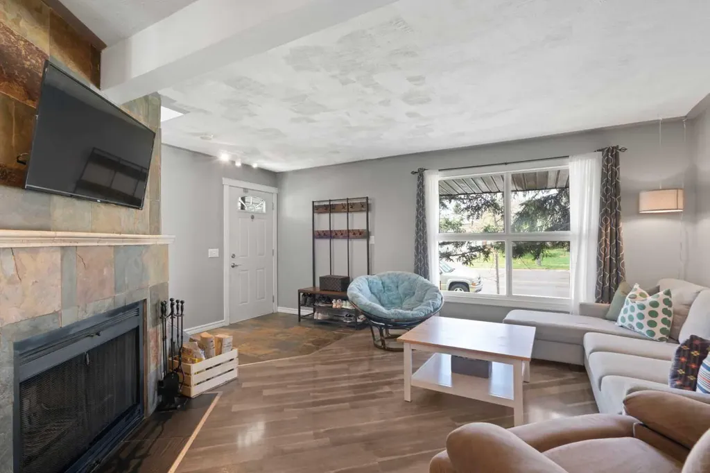 530 Woodbine Boulevard SW Calgary AB T2W 5B3