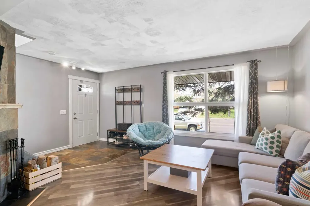 530 Woodbine Boulevard SW Calgary AB T2W 5B3