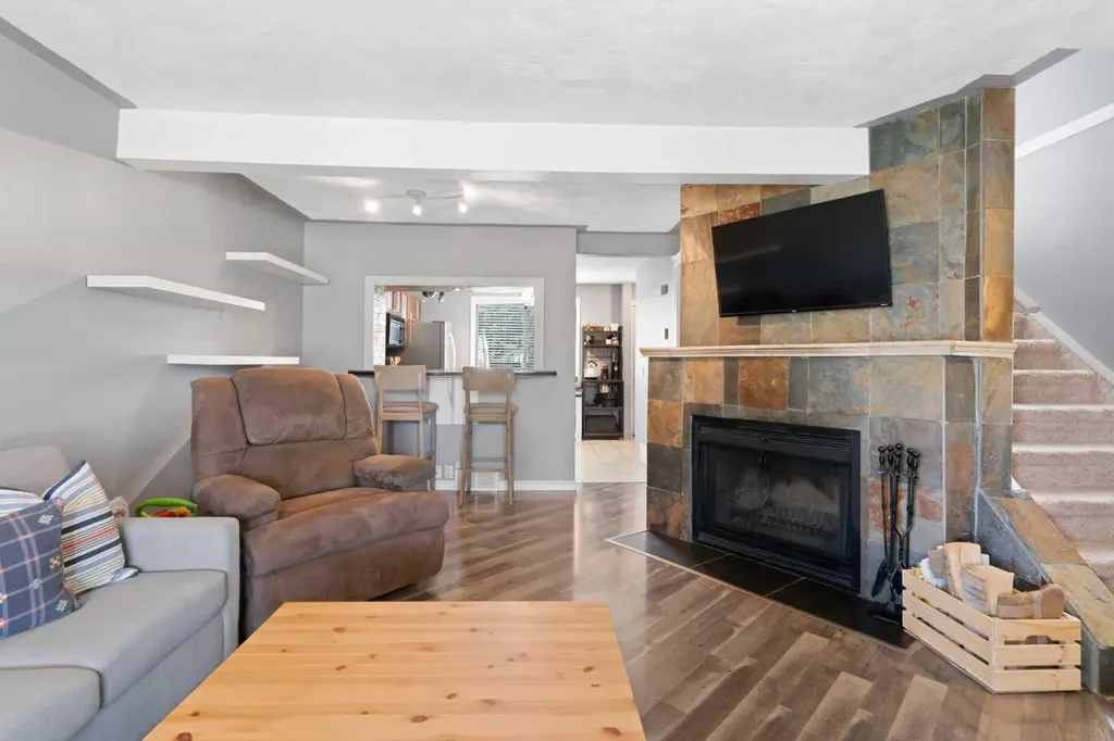 530 Woodbine Boulevard SW Calgary AB T2W 5B3