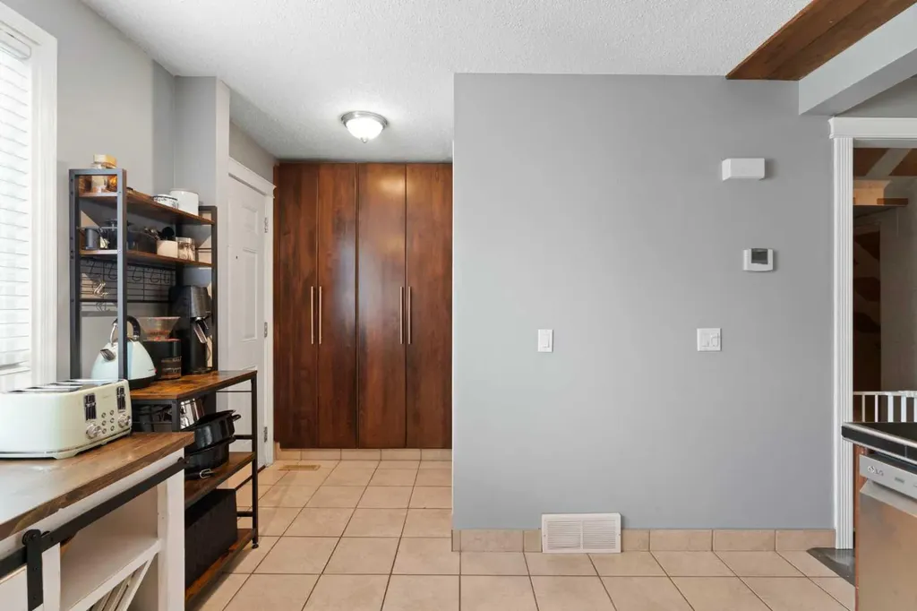 530 Woodbine Boulevard SW Calgary AB T2W 5B3