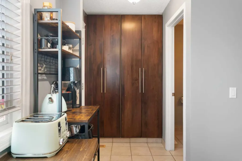 530 Woodbine Boulevard SW Calgary AB T2W 5B3